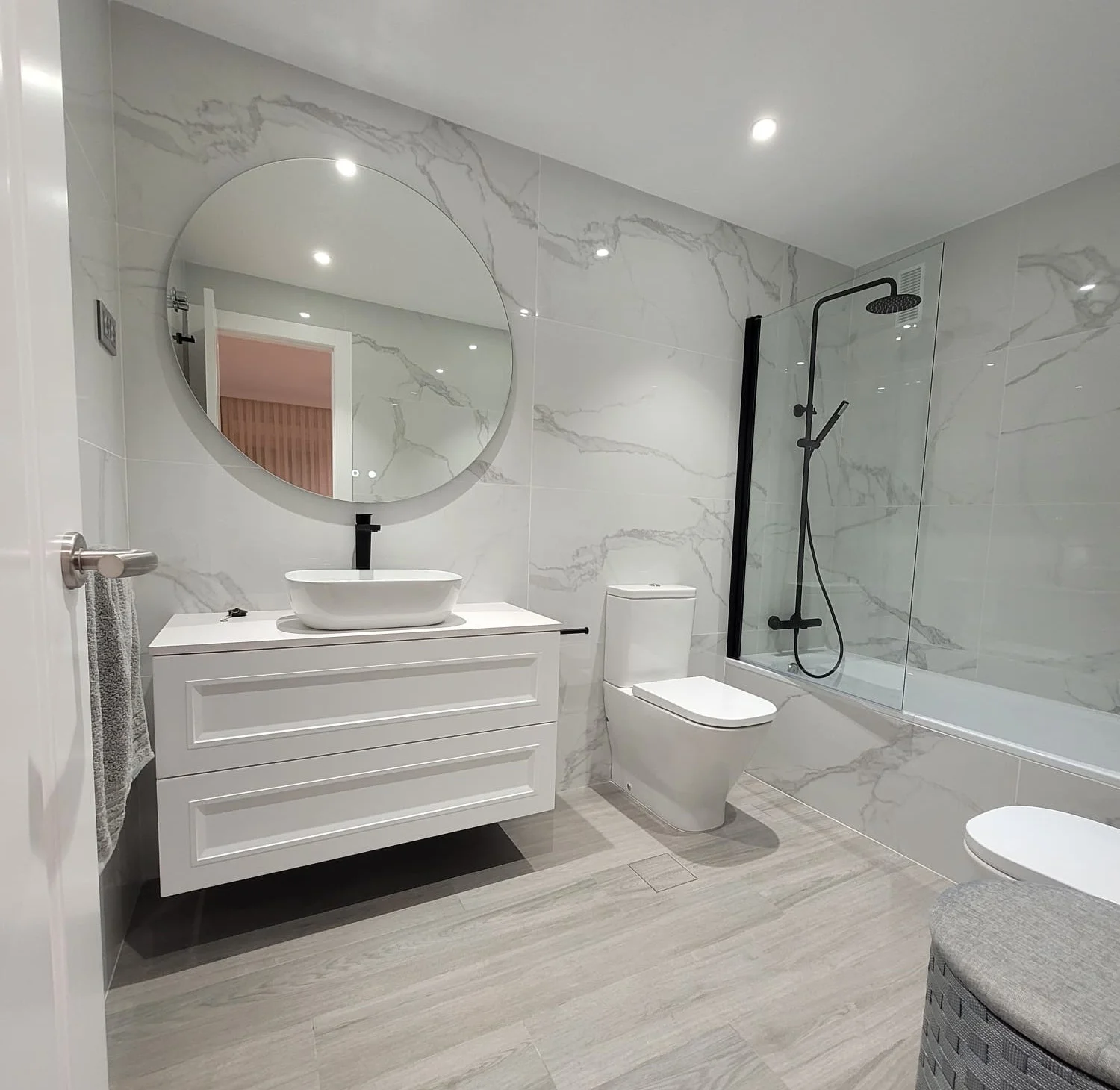 Reforma de baño moderno con porcelánico